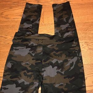 Kardashian Kollection Camouflage Leggings Size medium